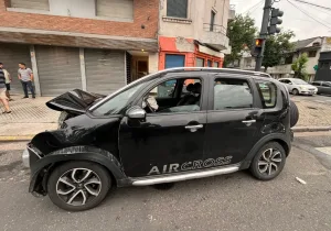 Un auto y una ambulancia chocaron: una muchacha resultó herida y provocaron daños en una cochera
