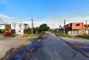 Asesinaron de tres balazos a un hombre que iba en moto en el barrio Cabín 9 de Pérez