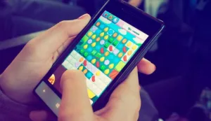 Vicio con el Candy Crush: jugaba mientras manejaba y fue escrachado en redes sociales