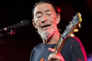 Tristeza: a los 74 años murió el destacado músico británico Chris Rea, figura clave de los 80 que hizo de la elegancia todo un estilo