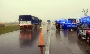 En medio de la lluvia, el fuerte choque entre dos camionetas sobre la autopista a Buenos Aires dejó a tres personas heridas, dos de gravedad