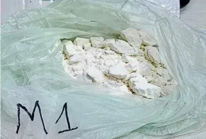 Detienen a dos hombres tras hallar cocaína en la guantera de un auto