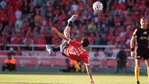 el argentino Santiago Montiel de Independiente ganó el premio al Mejor Gol masculino tras su gol a Independiente Rivadavia,