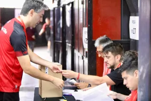 Los socios ya están votando: Newell’s elige a su nuevo presidente y el flujo de gente viene a buen ritmo