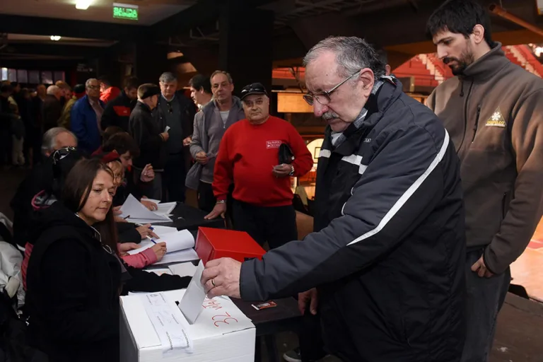 Hora de votar: los socios de Newell's definen en las urnas el nuevo presidente