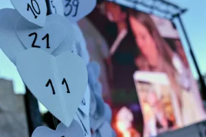 Familias víctimas del fentanilo contaminado se movilizaron al Monumento a la Bandera