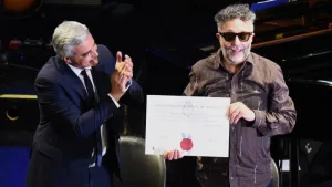 La UNR entregó el título de doctor honoris causa a Fito Páez, y el artista regaló un íntimo y emotivo concierto