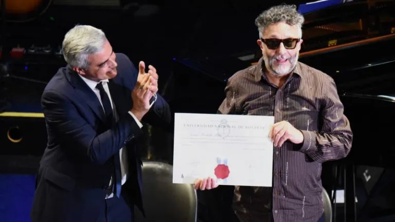 La UNR entregó el título de doctor honoris causa a Fito Páez, y el artista regaló un íntimo y emotivo concierto