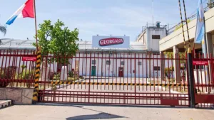 Ni pan ni dulce: denuncian 600 suspensiones en la planta de Georgalos
