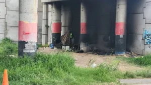 Detienen a dos personas tras rociar con combustible a un indigente y prenderlo fuego en zona norte