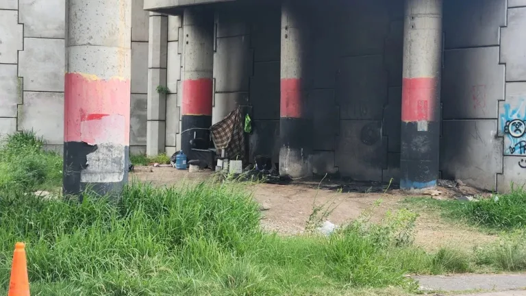 Detienen a dos personas tras rociar con combustible a un indigente y prenderlo fuego en zona norte