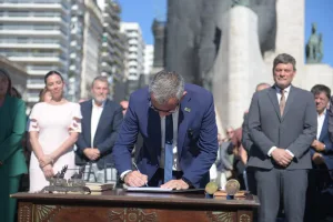 Rosario promulgó su autonomía sobre una mesa cargada de historia y símbolos: "Hubo muchos años de pelea por este día y llegó"