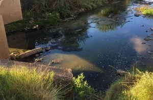El Concejo pidió información sobre edificio del noroeste bajo sospecha de arrojar líquidos cloacales en el Ludueña