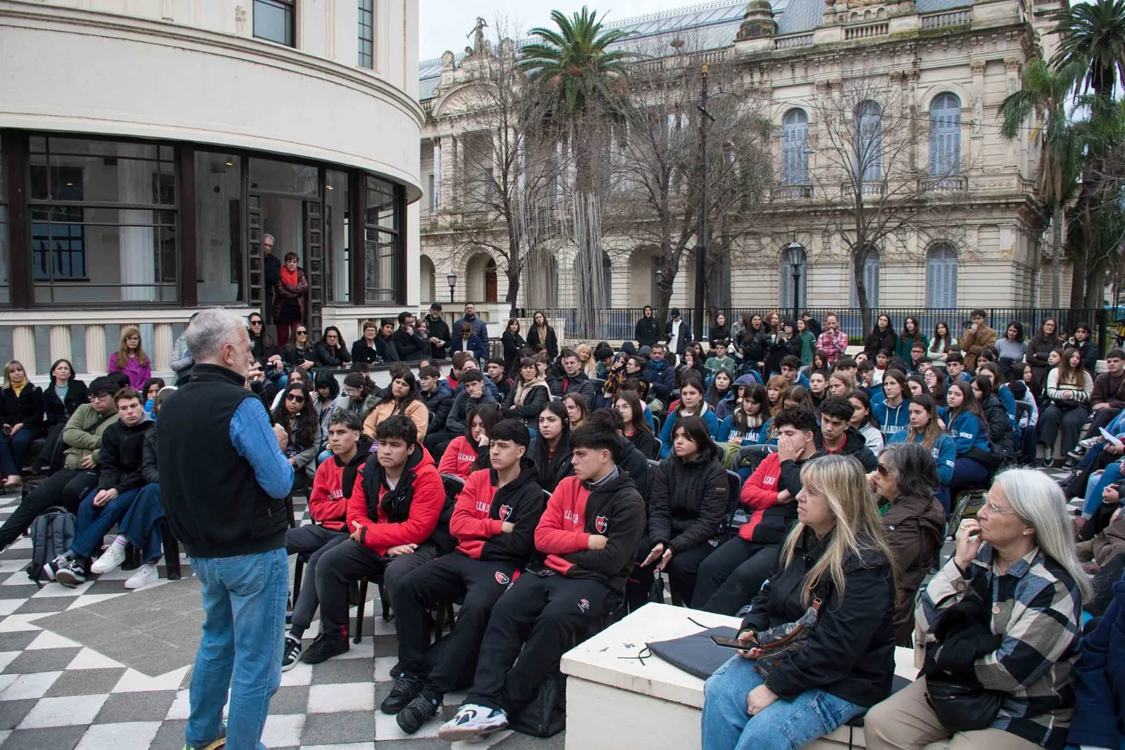 El fiscal adjunto del Juicio a las Juntos en 1985, Luis Moreno Ocampo, estuvo presente en en el Museo en 2025.