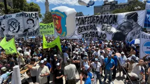 Rechazo contundente: miles de personas marcharon a Plaza de Mayo con la CGT contra la reforma laboral de Milei