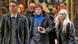 Sumando millas: Milei llegó a Oslo vestido con el mameluco de YPF «para promover inversiones»