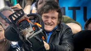 Motosierra libertaria en salud: denuncian más recortes para dar respuesta al VIH, hepatitis virales, ITS y tuberculosis