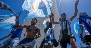 A más de mil días de la gran epopeya del 2022, un circo oscuro puso en marcha una función que se volvió interminable    