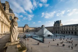 El Louvre aplicará un aumento del 45% para turistas y se convertirá en el museo más caro del mundo