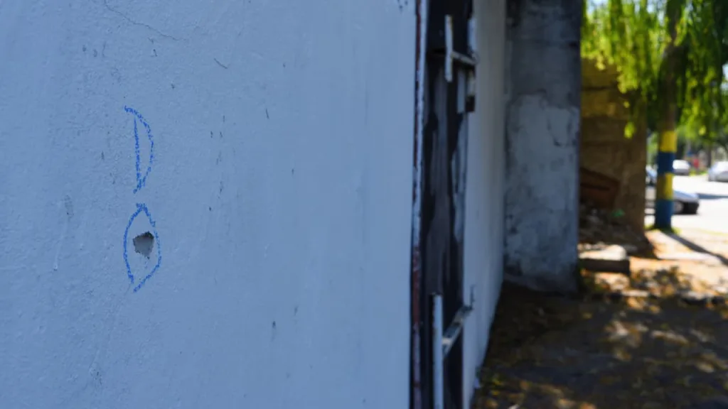 "Mi hija está bien": el alivio de la mamá de la nena baleada en el abdomen y su desmentida que funcione un búnker en su casa 