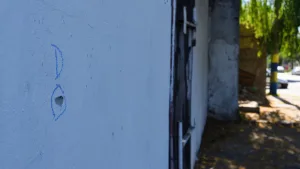 "Mi hija está bien": el alivio de la mamá de la nena baleada en el abdomen y su desmentida que funcione un búnker en su casa 