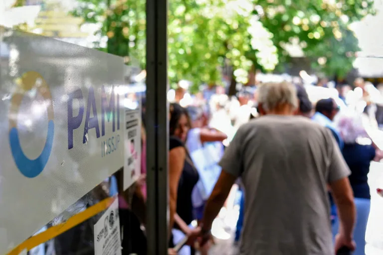 Médicos también advirtieron sobre intenciones de cerrar el policlínico Pami I para degradarlo a hospital de día