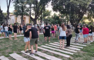 Aula llena, paciencia colmada: padres exigen cupos para el secundario en Ricardone