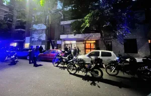 Robo en un almacén del centro: el dueño los vio en el momento y uno fue apresado