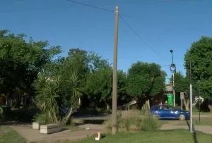 Empleado rosarino murió al recibir una descarga eléctrica mientras trabajaba con tendido de fibra óptica en un poste a 5 metros de altura