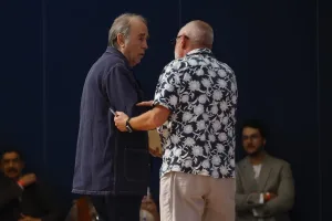 Joan Manuel Serrat protagoniza una alborotada charla en la FIL de México y se retiró del recinto