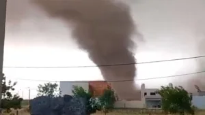 Furia en el cielo: remolino similar a tornado sacudió a Carcarañá