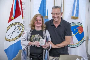 El intendente Javkin saludó a la escritora Beatriz Vignoli, quien ganó el Primer Premio Nacional de Poesía