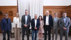 El gobierno llama a los dueños de medios para blindar la reforma laboral y ofrenda el Estatuto del Periodista