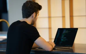 Estudios alertan: pornografía violenta asociada a conductas sexuales de riesgo