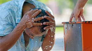Lunes bajo alerta naranja por calor y con un cielo mayormente nublado durante todo el día