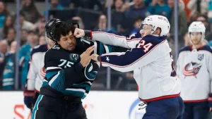 El jugador canadiense de Colombus Blue Jackets, Mathieu Olivier, noqueó de una trompada a su rival de San José Sharks, Ryan Reaves