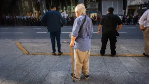 Afuera represión, adentro negociaciones: otro miércoles de palos y gases para los jubilados en el Congreso