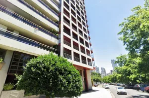 En Barrio Martin hay mucha seguridad pero igual le robaron decenas de miles de dólares a una mujer de 87 años: detuvieron a su cuidadora