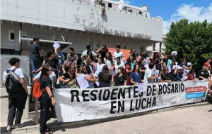 Residentes del Hospital Centenario denuncian que Nación les adeuda cuatro meses de sueldo