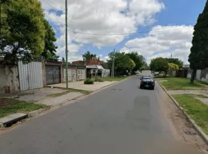 Se incendió una juguetería en barrio Las Flores: hay tres personas heridas