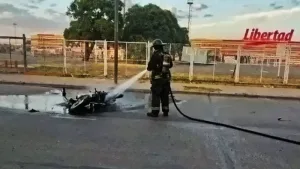 Bombero apagando incendio de la moto
