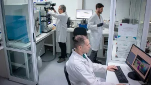 El equipo científico trabajando en la UEM: Germán Rosano, Enrique Morales y Alejo Cantoia. Foto: IBR/ Elizabeth Karayekov