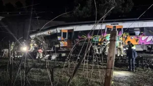 Descarriló otro tren en España: chocó contra un muro de contención, murió el maquinista y hay al menos 20 heridos