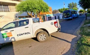 Siniestro vial en Villa Gobernador Gálvez: un hombre murió en un choque entre una moto y un colectivo