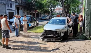 Bella Vista: menor alcoholizada al volante chocó contra autos y viviendas