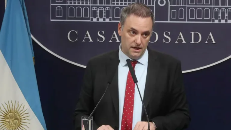 Adorni explicó el viaje de su esposa a Estados Unidos: “Vengo a deslomarme una semana a Estados Unidos"