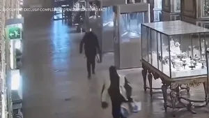 Francia: así actuó el comando que burló la seguridad del Louvre