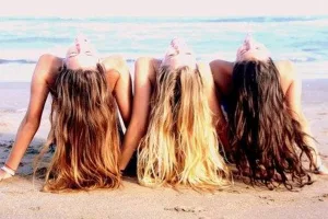 Sol, sal y cloro: cómo mantener el cabello saludable durante el verano