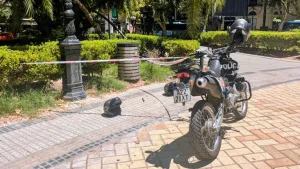 Un detenido tras un hombre apuñalado en la plaza 25 de Mayo, frente al Palacio Municipal. Foto: Juan José García