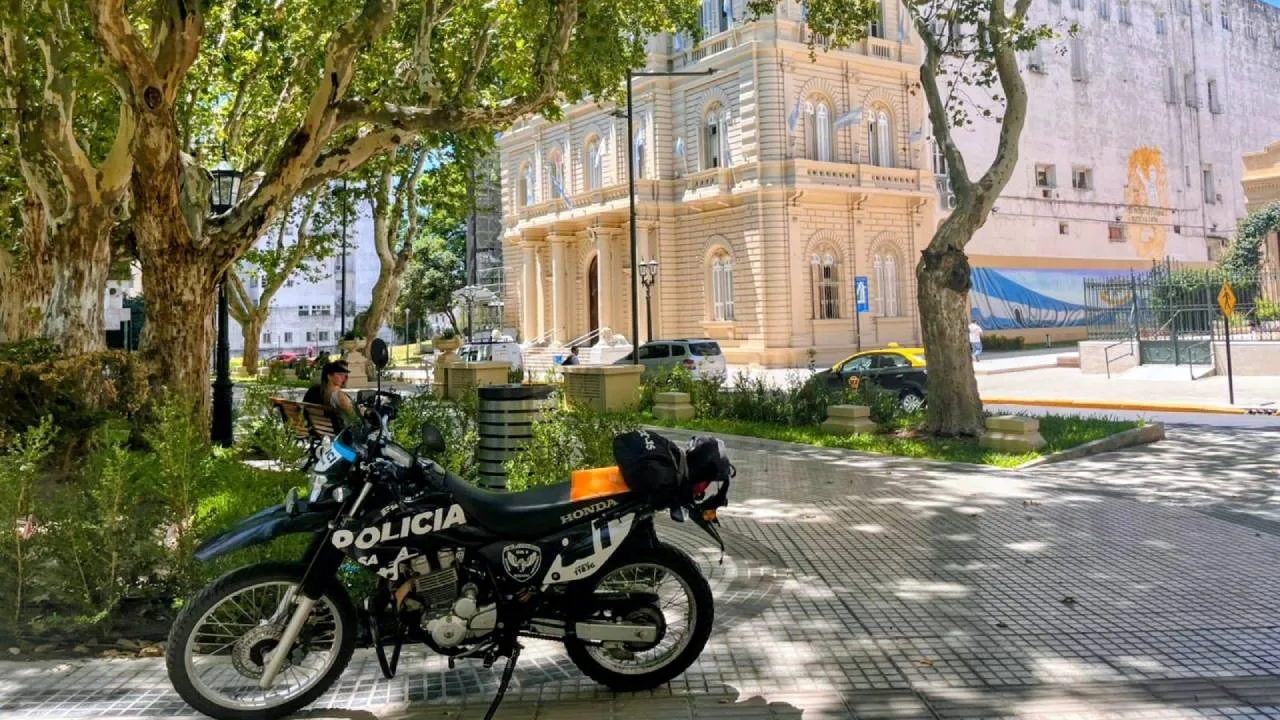 Operativo cerrojo tras un hombre apuñalado en la plaza 25 de Mayo, frente al Palacio Municipal. Foto: Juan José García 